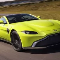 Nový Aston Martin Vantage je velmi rychlý, hodně hezký a strašně zelený