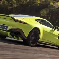 Nový Aston Martin Vantage je velmi rychlý, hodně hezký a strašně zelený