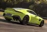 Nový Aston Martin Vantage je velmi rychlý, hodně hezký a strašně zelený