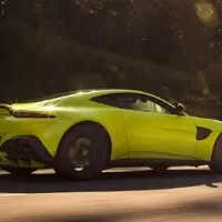 Nový Aston Martin Vantage je velmi rychlý, hodně hezký a strašně zelený
