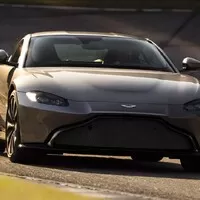 Nový Aston Martin Vantage je velmi rychlý, hodně hezký a strašně zelený