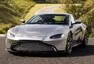 Nový Aston Martin Vantage je velmi rychlý, hodně hezký a strašně zelený