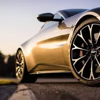 Nový Aston Martin Vantage je velmi rychlý, hodně hezký a strašně zelený