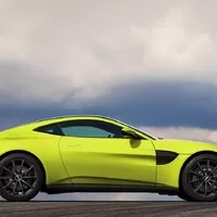 Nový Aston Martin Vantage je velmi rychlý, hodně hezký a strašně zelený