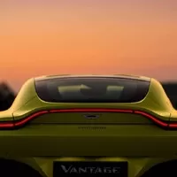 Nový Aston Martin Vantage je velmi rychlý, hodně hezký a strašně zelený
