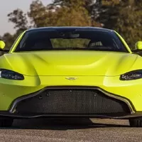 Nový Aston Martin Vantage je velmi rychlý, hodně hezký a strašně zelený
