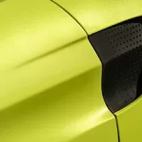 Nový Aston Martin Vantage je velmi rychlý, hodně hezký a strašně zelený