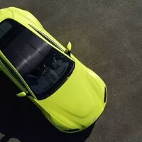 Nový Aston Martin Vantage je velmi rychlý, hodně hezký a strašně zelený