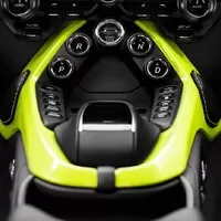 Nový Aston Martin Vantage je velmi rychlý, hodně hezký a strašně zelený