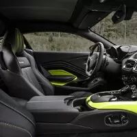 Nový Aston Martin Vantage je velmi rychlý, hodně hezký a strašně zelený