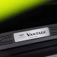 Nový Aston Martin Vantage je velmi rychlý, hodně hezký a strašně zelený