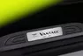 Nový Aston Martin Vantage je velmi rychlý, hodně hezký a strašně zelený