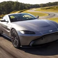 Nový Aston Martin Vantage je velmi rychlý, hodně hezký a strašně zelený