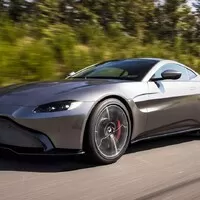 Nový Aston Martin Vantage je velmi rychlý, hodně hezký a strašně zelený