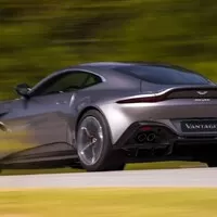 Nový Aston Martin Vantage je velmi rychlý, hodně hezký a strašně zelený