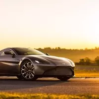 Nový Aston Martin Vantage je velmi rychlý, hodně hezký a strašně zelený