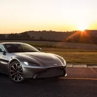 Nový Aston Martin Vantage je velmi rychlý, hodně hezký a strašně zelený