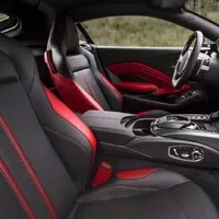 Nový Aston Martin Vantage je velmi rychlý, hodně hezký a strašně zelený