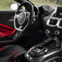Nový Aston Martin Vantage je velmi rychlý, hodně hezký a strašně zelený