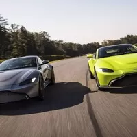 Nový Aston Martin Vantage je velmi rychlý, hodně hezký a strašně zelený