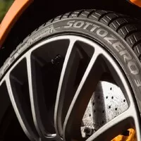 Vezměte svůj McLaren do prosolené břečky na nových origo zimácích