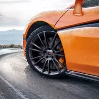 Vezměte svůj McLaren do prosolené břečky na nových origo zimácích