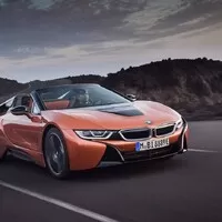 BMW i8 dostalo v rámci faceliftu vyšší výkon a volné nebe nad hlavou