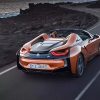 BMW i8 dostalo v rámci faceliftu vyšší výkon a volné nebe nad hlavou