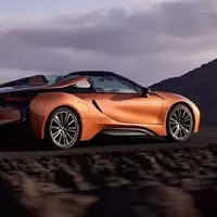 BMW i8 dostalo v rámci faceliftu vyšší výkon a volné nebe nad hlavou