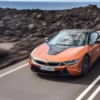BMW i8 dostalo v rámci faceliftu vyšší výkon a volné nebe nad hlavou