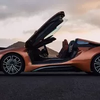 BMW i8 dostalo v rámci faceliftu vyšší výkon a volné nebe nad hlavou