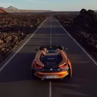 BMW i8 dostalo v rámci faceliftu vyšší výkon a volné nebe nad hlavou
