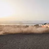 BMW i8 dostalo v rámci faceliftu vyšší výkon a volné nebe nad hlavou