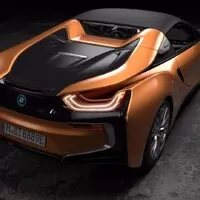 BMW i8 dostalo v rámci faceliftu vyšší výkon a volné nebe nad hlavou