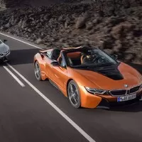 BMW i8 dostalo v rámci faceliftu vyšší výkon a volné nebe nad hlavou