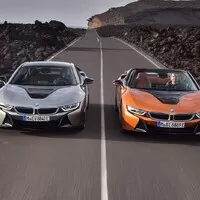 BMW i8 dostalo v rámci faceliftu vyšší výkon a volné nebe nad hlavou