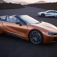 BMW i8 dostalo v rámci faceliftu vyšší výkon a volné nebe nad hlavou