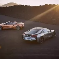 BMW i8 dostalo v rámci faceliftu vyšší výkon a volné nebe nad hlavou