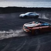 BMW i8 dostalo v rámci faceliftu vyšší výkon a volné nebe nad hlavou