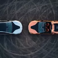 BMW i8 dostalo v rámci faceliftu vyšší výkon a volné nebe nad hlavou