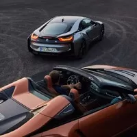 BMW i8 dostalo v rámci faceliftu vyšší výkon a volné nebe nad hlavou