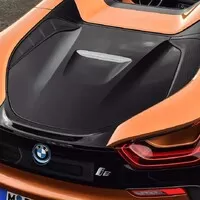 BMW i8 dostalo v rámci faceliftu vyšší výkon a volné nebe nad hlavou