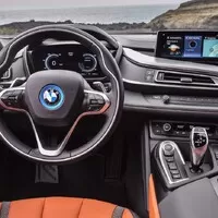 BMW i8 dostalo v rámci faceliftu vyšší výkon a volné nebe nad hlavou