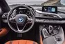 BMW i8 dostalo v rámci faceliftu vyšší výkon a volné nebe nad hlavou