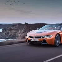 BMW i8 dostalo v rámci faceliftu vyšší výkon a volné nebe nad hlavou