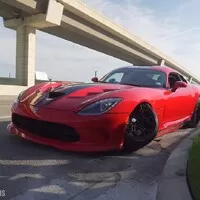 Nic neudělá davu větší radost, než elegantně rozbitý Viper