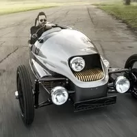 Tříkolová hračka Morgan 3 Wheeler opravdu přijede coby elektromobil