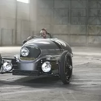 Tříkolová hračka Morgan 3 Wheeler opravdu přijede coby elektromobil