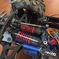 Traxxas Revo 3.3: Radost z utrpení