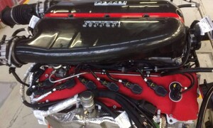 Novinky: Může někdo rozumně vysvětlit, jak se ocitl nový motor z LaFerrari na Ebay?